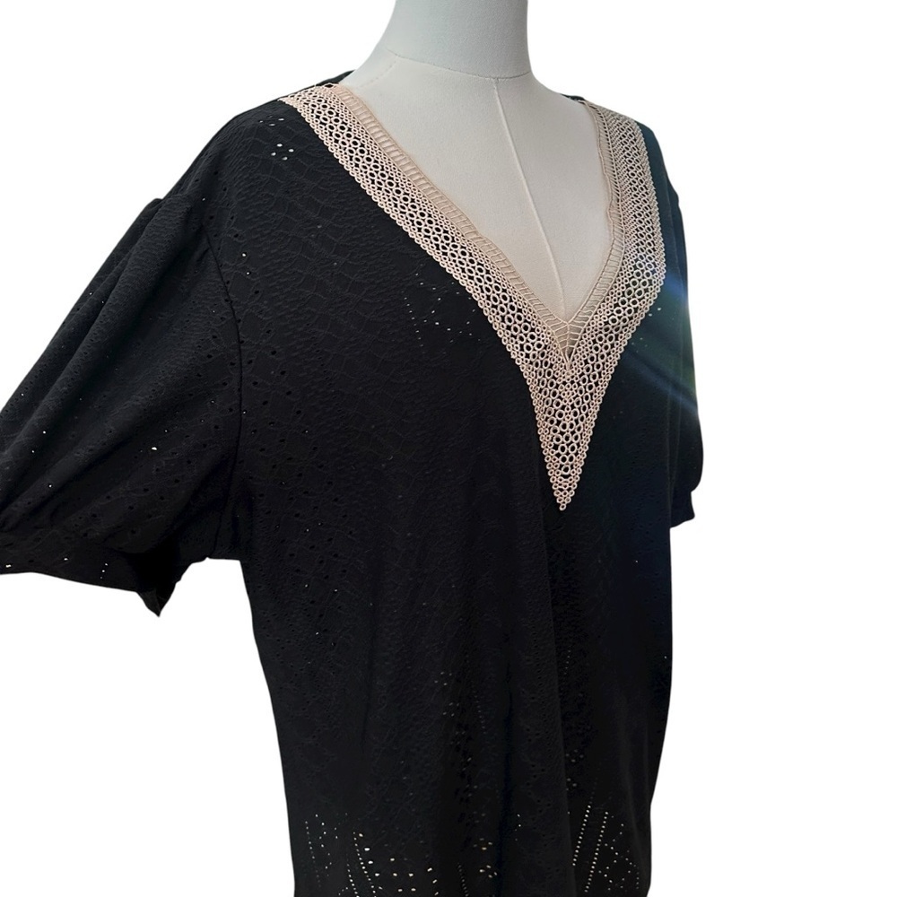 Women's 1X / 2X Black Eyelet Short Sleeve Lace V-Neck PLUS Curvy Stretch Blouse - Picture 5 of 7
